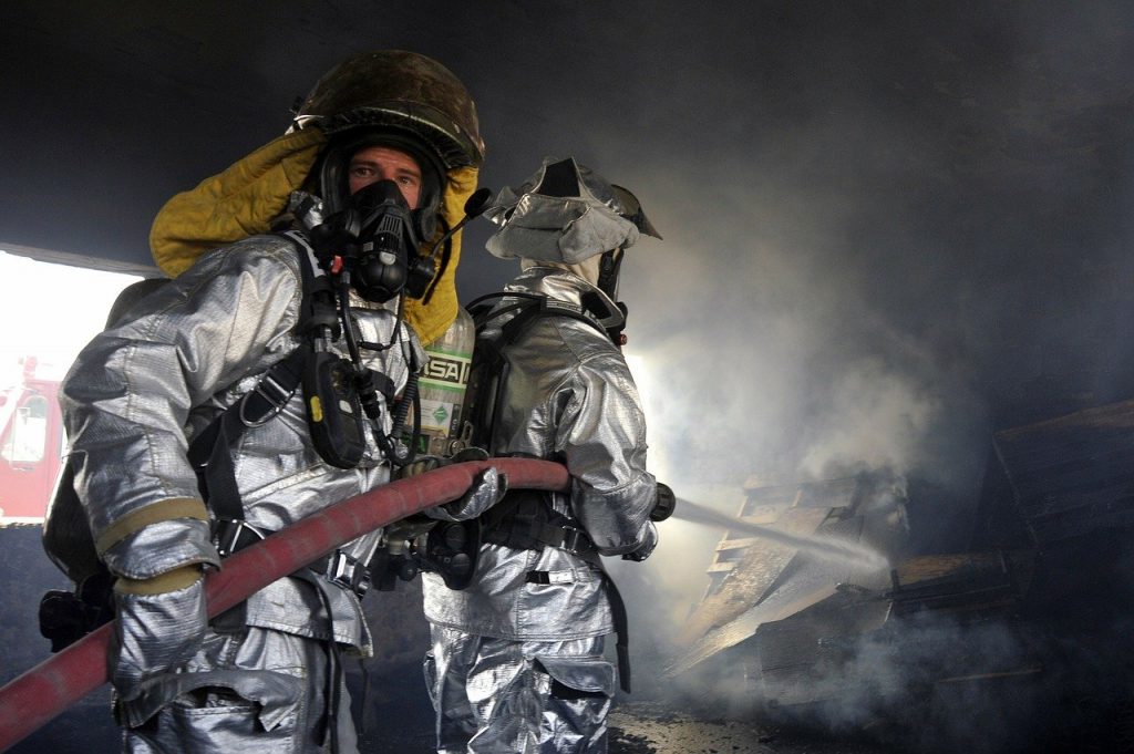 Во Владивостоке отменен противопожарный режим 4 firemen firefighter fire 78111