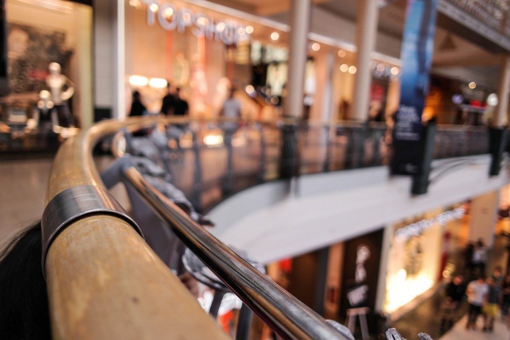 С 1 июля ТЦ станут самостоятельным видом экономической деятельности 4 shopping center blue water bokeh 318602