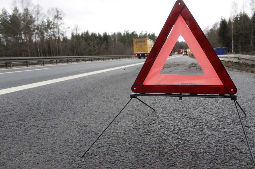 В Артемовском ГО и Шкотовском МР введен режим повышенной готовности к ЧС 5 warning triangle accident highway 1412348