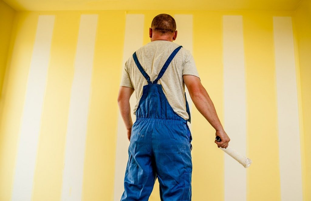 В 5 домах владивостокских «молчунов» в 2022 году проведут капремонт 9 building painter painting 1080594
