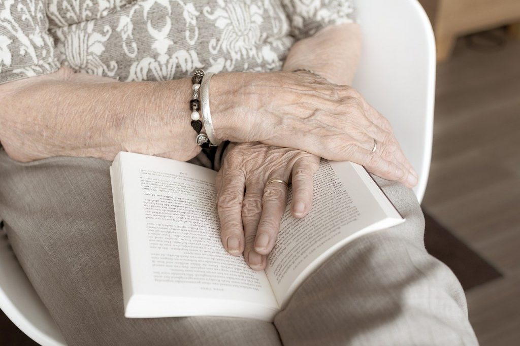 В Приморье уточнены гарантии деятельности сельского старосты 2 hands old old age 4344705
