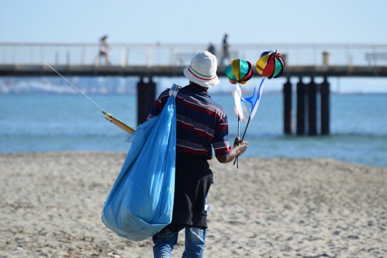 peddler migrant beach 2882115