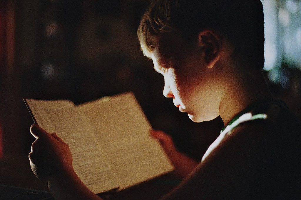 boy book reading 5731001