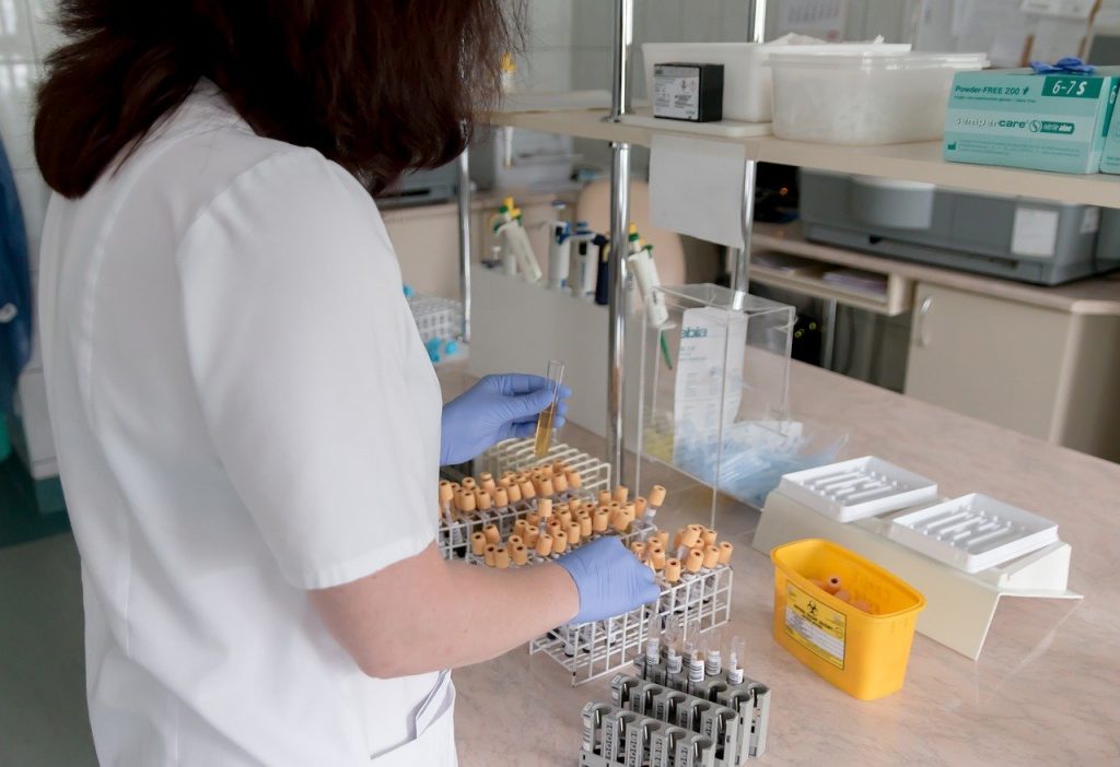 Спецвыплаты медицинским и иным работникам, оказывающим помощь больным COVID-19, не подлежат обложению страховыми взносами 7 laboratory analysis diagnostics 2815632