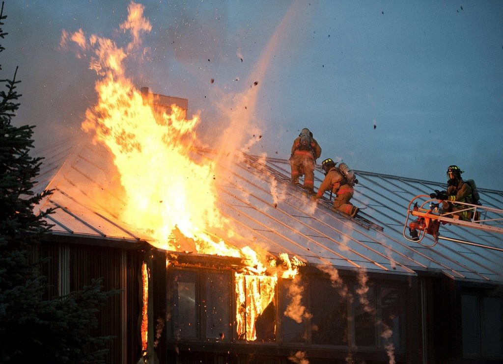 Еще в нескольких районах Приморья введен противопожарный режим 1 fire flames building 89353