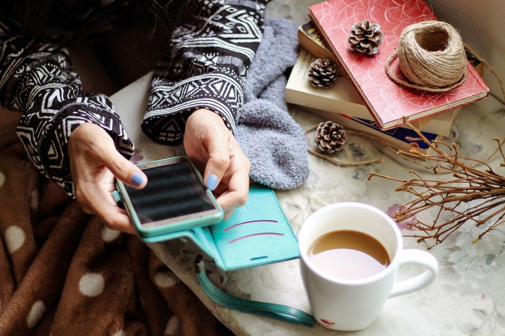 girl smartphone social media 5717067