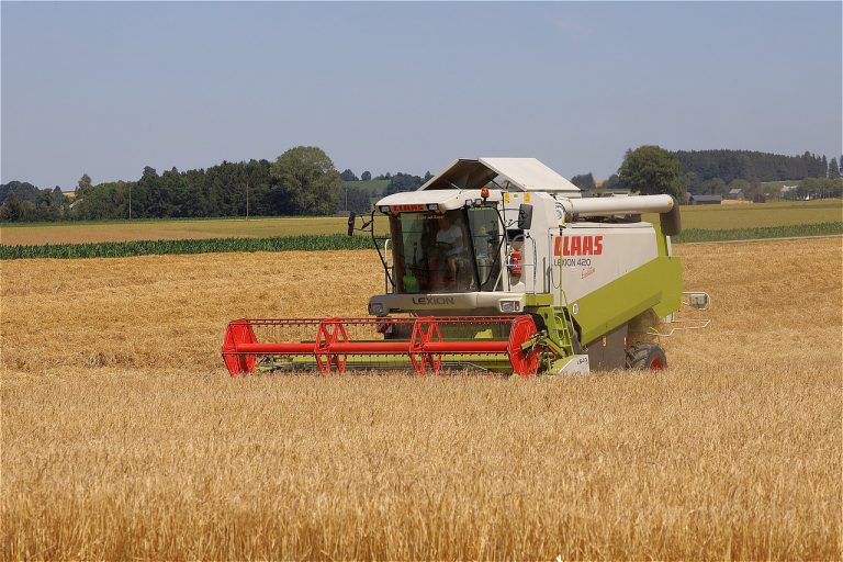 combine harvester harvest agriculture 6467099