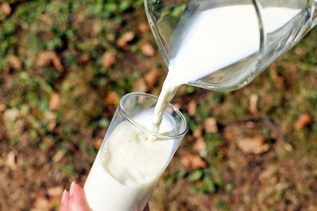 glass milk pour 1587258
