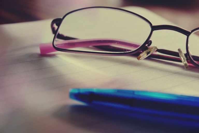 glasses, notepad, pen-919304.jpg