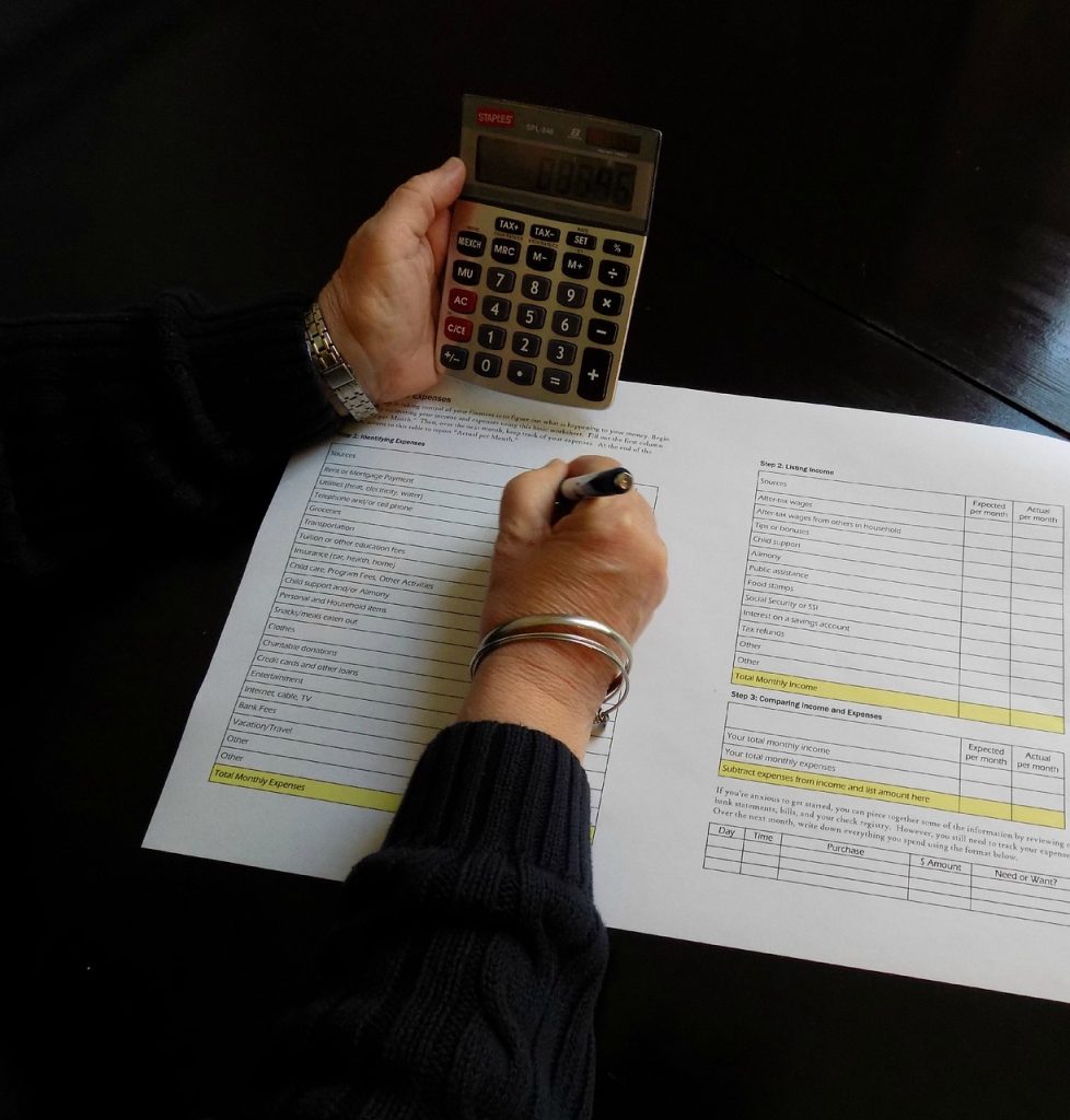 Принят Бюджет Владивостока на 2022 – 2024 годы 1 calculator, budget, math-913162.jpg