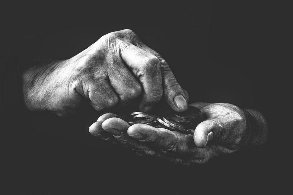 С 1 января в России увеличится сумма МРОТ 2 poverty, black and white, emotion-4561704.jpg