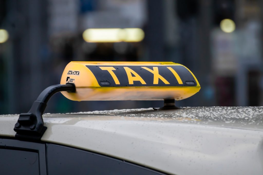 В перечень срочных социальных услуг добавлено такси 4 taxi gbed