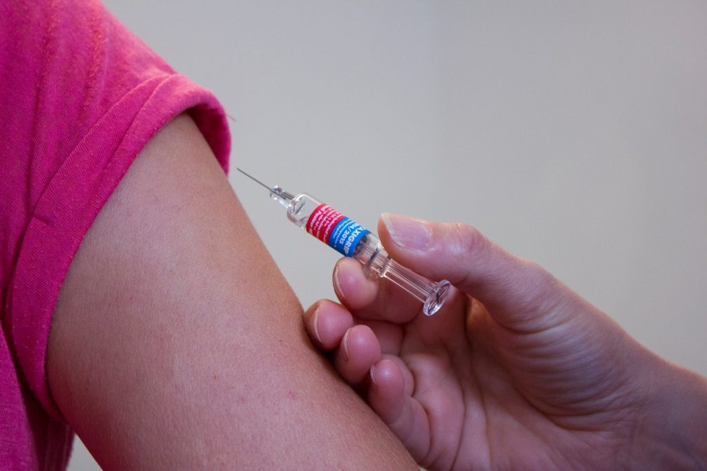 Вакцинацию подростков от коронавируса включили в календарь прививок 9 vaccination, doctor, injection-1215279.jpg