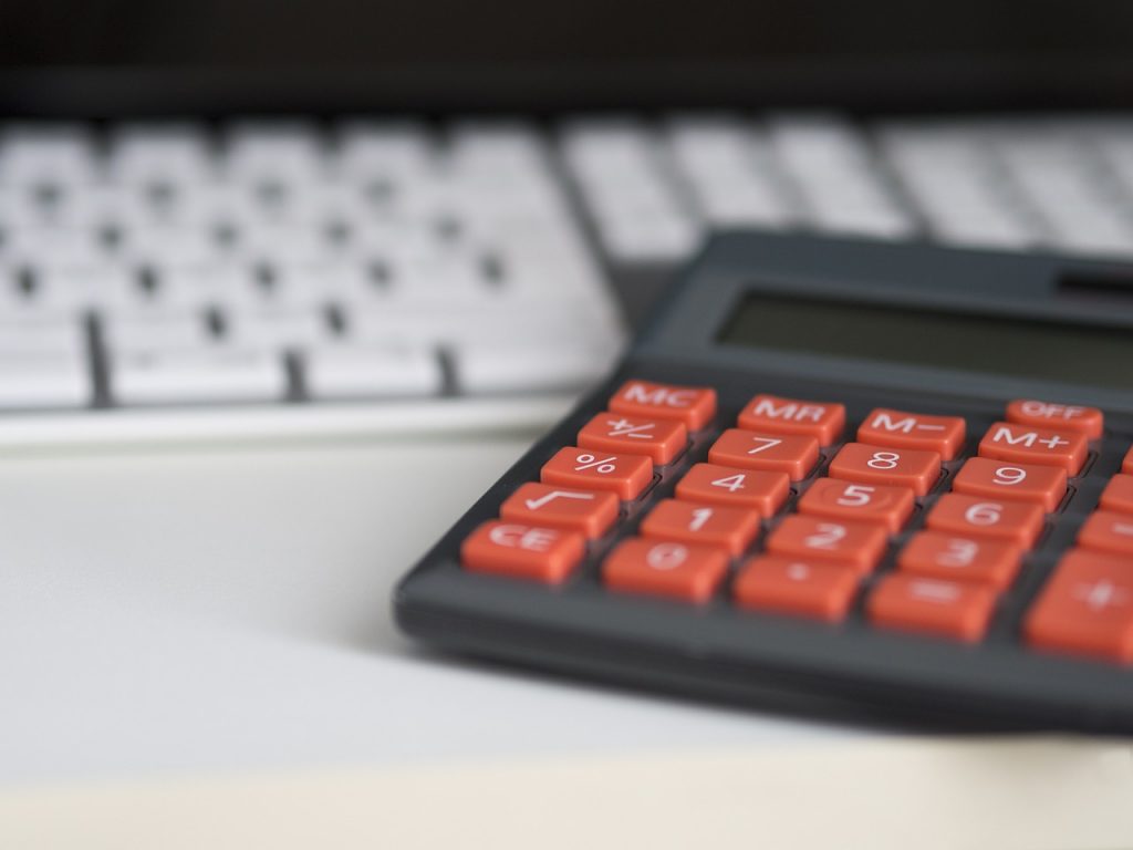 ФНС: как рассчитать не облагаемый налогом доход от банковских вкладов 2 business, calculator, calculation-861327.jpg