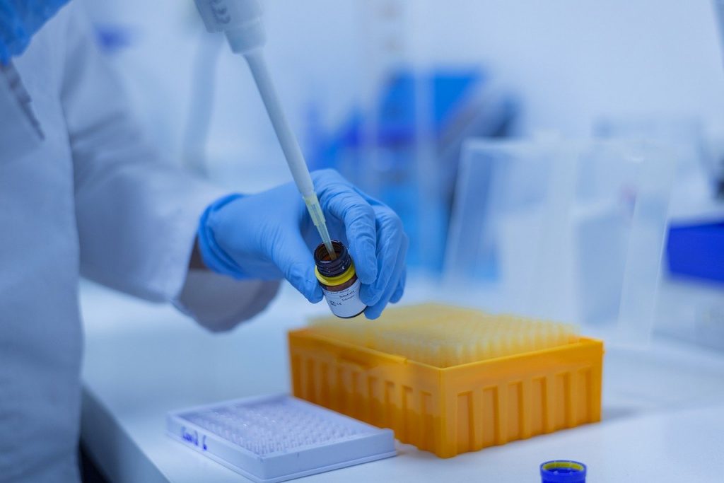 Минздрав подготовил памятку для лечения бессимптомного и легкого COVID-19 3 laboratory, pipette, research-5721287.jpg