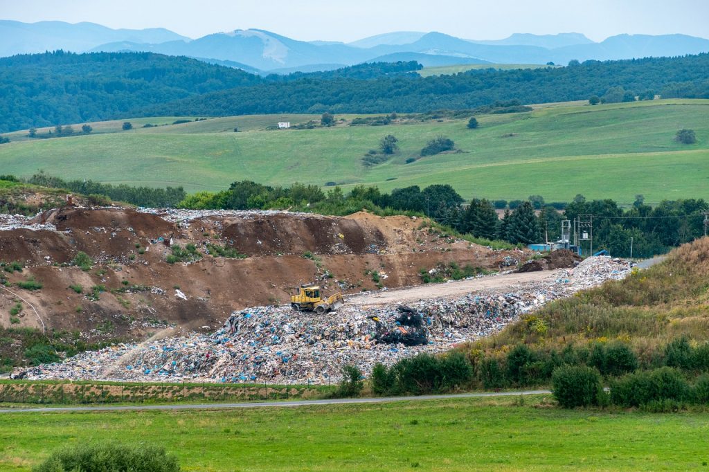 Губернатор ввел режим повышенной готовности в 2 районах края 9 landfill, junkyard, garbage lot-6560089.jpg
