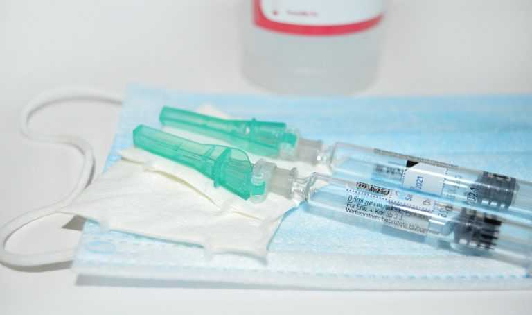 syringe, face mask, vaccination-5629839.jpg