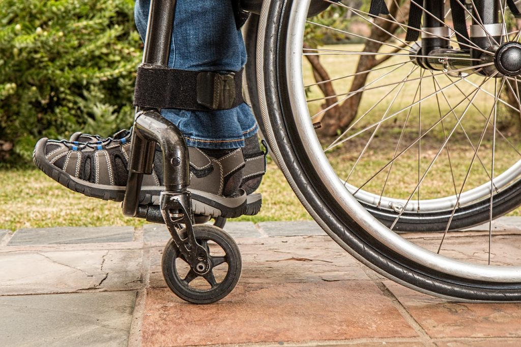 Инвалидам станет проще получить компенсацию по ОСАГО 5 wheelchair, disability, paraplegic-1595802.jpg