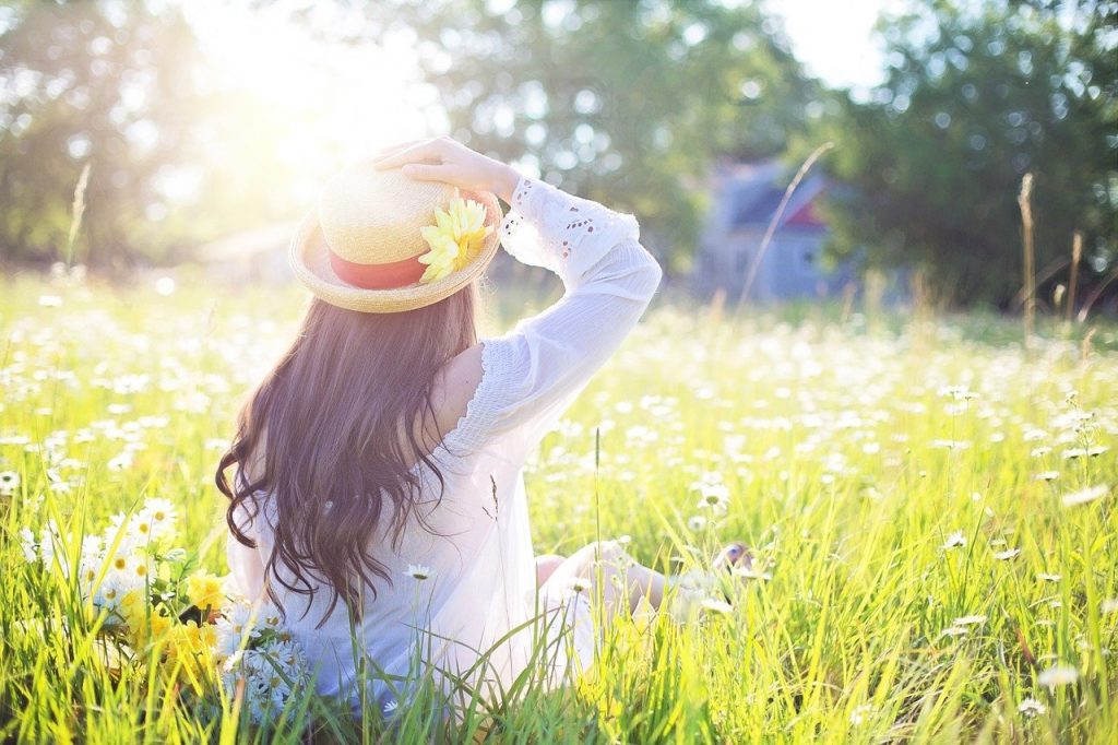 Правительство будет выдавать гранты на развитие агротуризма 1 woman, field, sunlight-1509956.jpg