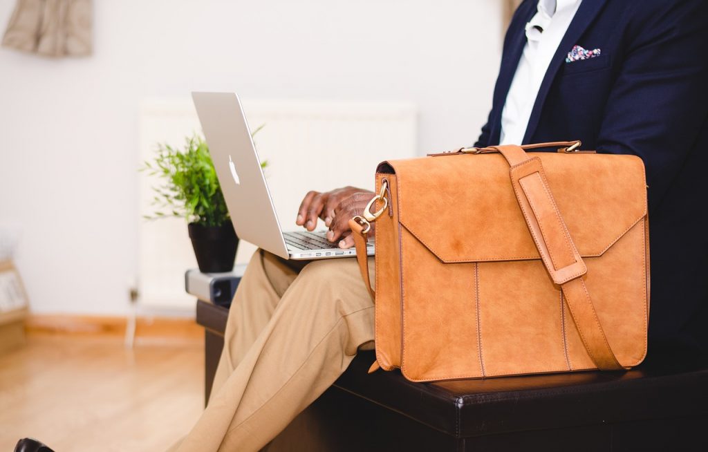 Порядок содействия работодателям в подборе необходимых работников 6 businessman, laptop, bag-1866582.jpg