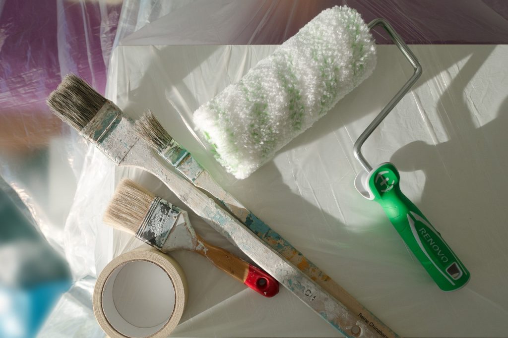 В 10 помещениях муниципального фонда в этом году проведут ремонт 1 paint brush, roller, painter-1034901.jpg