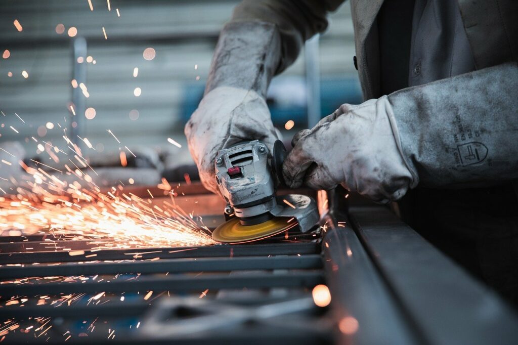 Увеличены выплаты пострадавшим на производстве 2 worker, grinder, factory-5736096.jpg