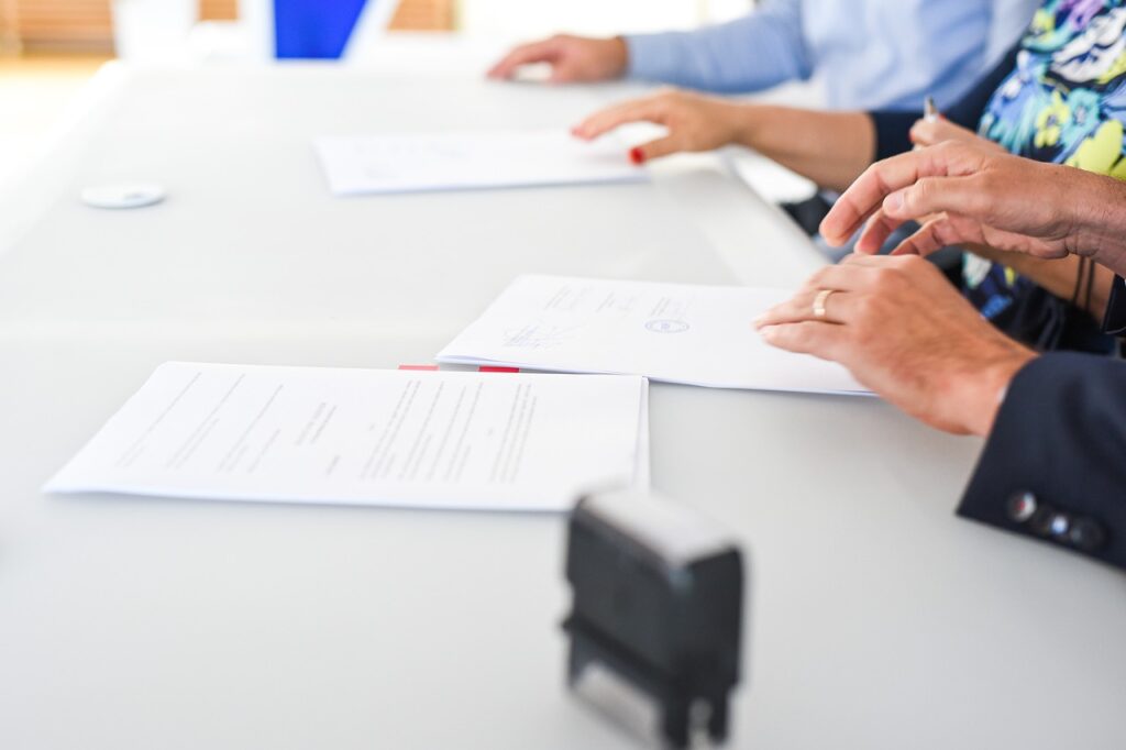 Участники СВО и их супруги смогут заключить социальный контракт 2 agreement, contract signing, table-5846648.jpg