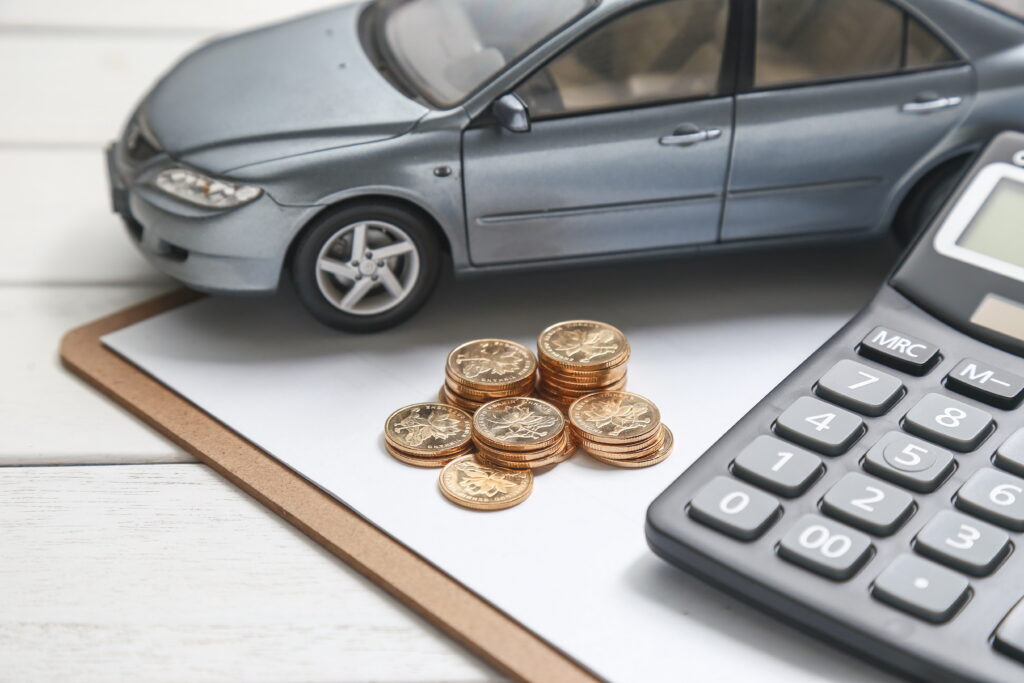 Банк России изменил границы коридора базового тарифа ОСАГО 2 car model calculator and coins on white table