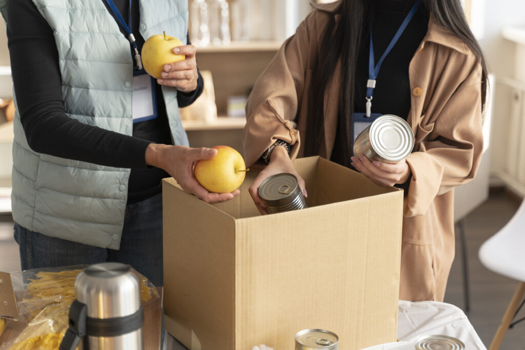 Установлена стоимость набора продуктов питания в детских оздоровительных лагерях для детей старше 16 лет 2 people with food donations close up