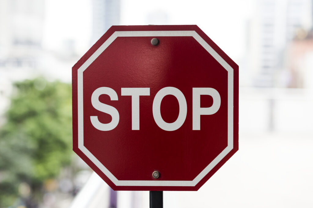 Продажу вейпов несовершеннолетним законодательно запретили 3 Closeup of stop road sign