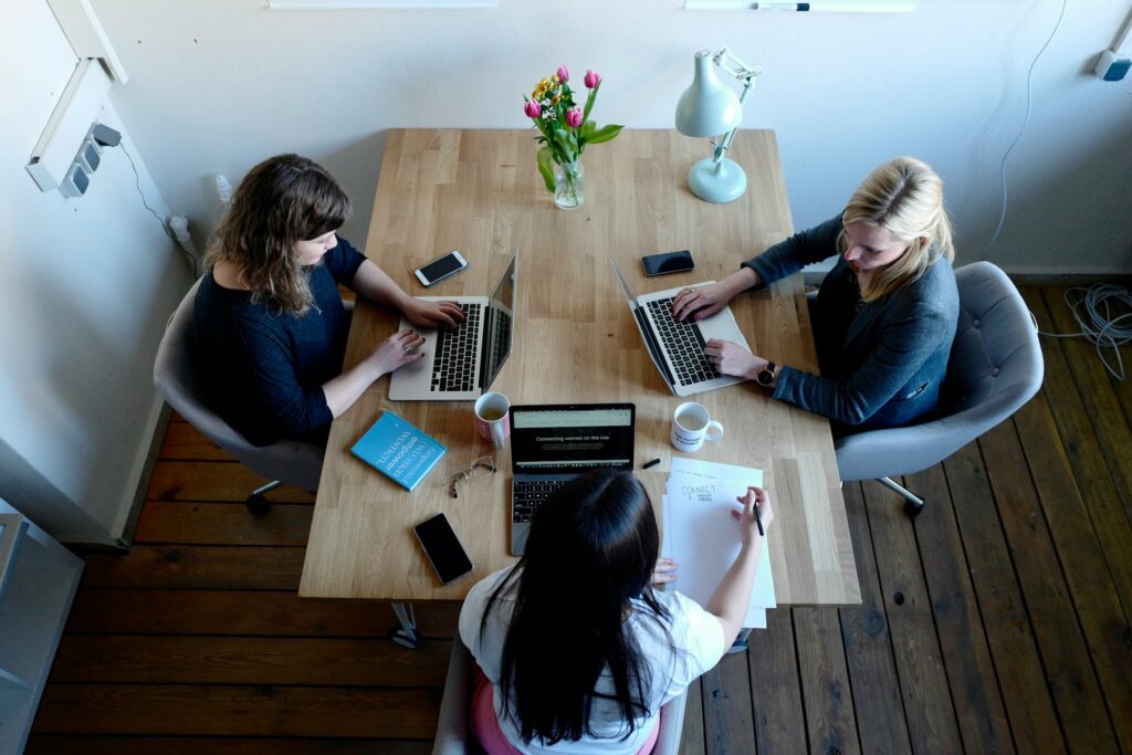 cowomen ZyKVMts unsplash
