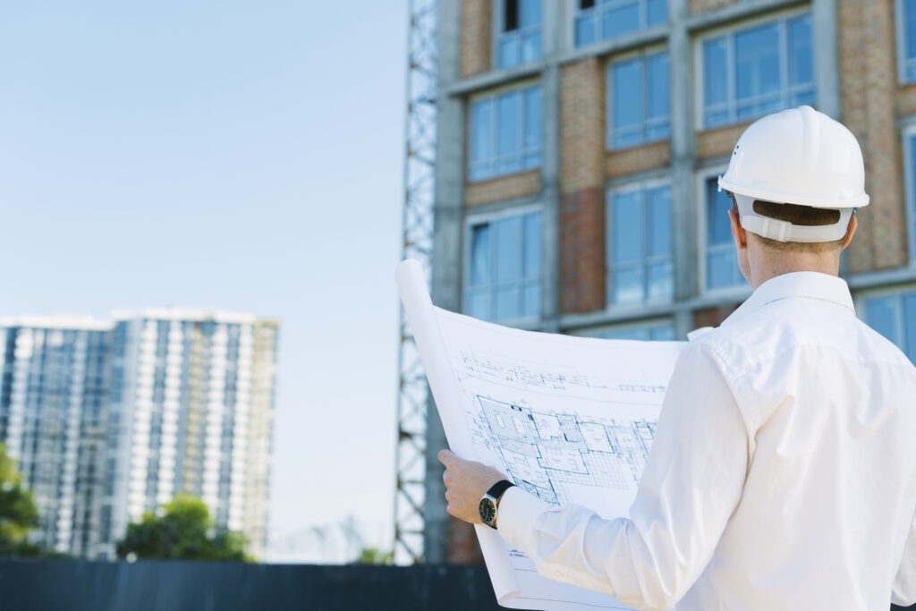 На строительство во Владивостоке направят больше средств 2 back view man holding building plans