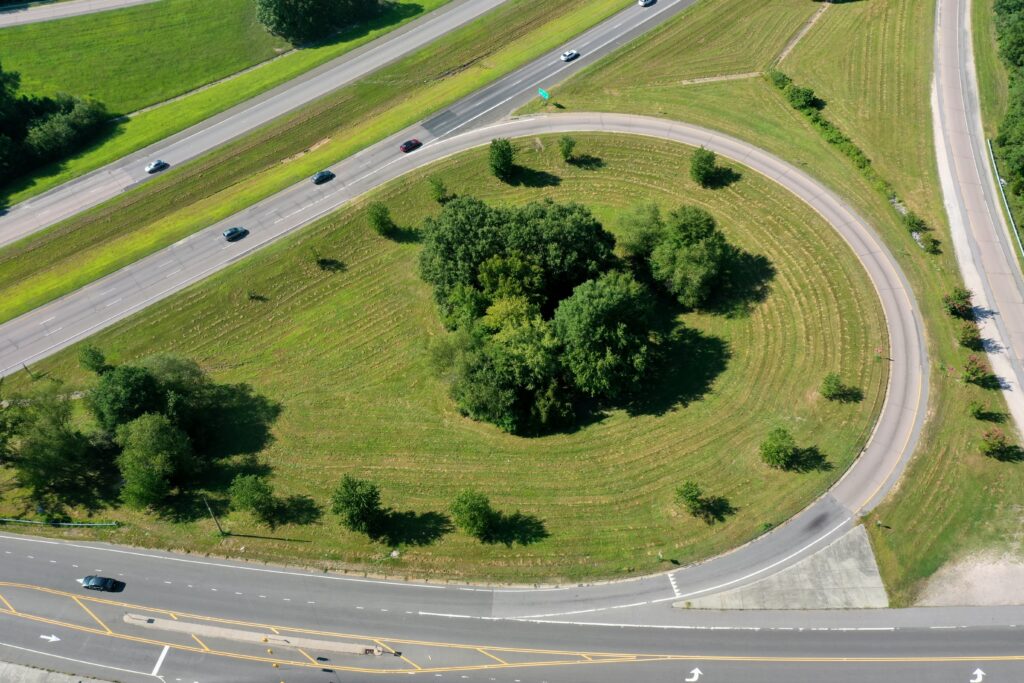 Скорость движения между Де-Фризом и п. Новый ограничат 2 High angle shot of an exit with shrubs and green grass