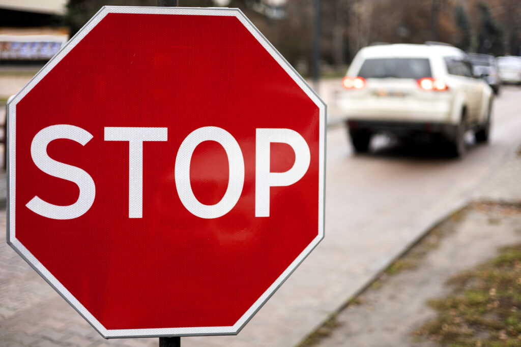 До конца октября будет ограничено движение по 2-я Строительной улице 2 stop sign city