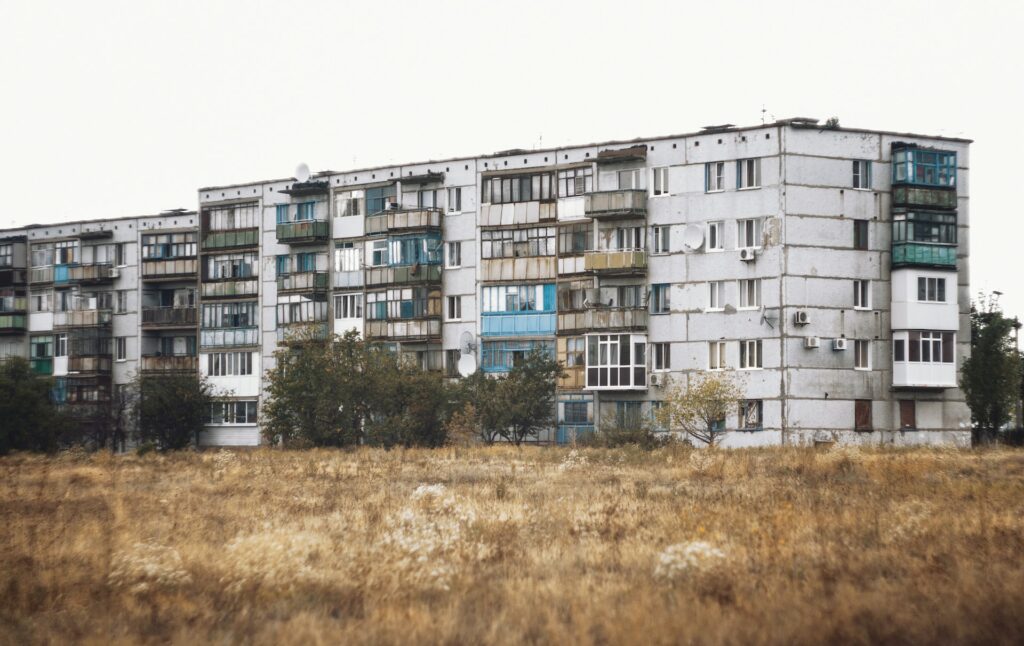 Установлена средняя стоимость 1 кв. м жилья для обеспечения жилыми помещениями детей-сирот 1 alexander trukhin WEHBggjs unsplash ()